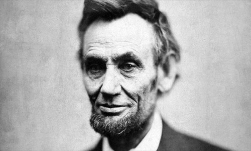 Năm 1864, Tổng thống Abraham Lincoln bị ám sát hụt khi cưỡi ngựa vào ban đêm. Khi đó, kẻ ám sát đã dùng một khẩu súng trường bắn vào đầu Tổng thống Lincoln nhưng may mắn là viên đạn xuyên vào mũ của ông chủ Nhà Trắng. Đây là một trong số những lần Tổng thống Mỹ bị ám sát hụt không phải ai cũng biết.